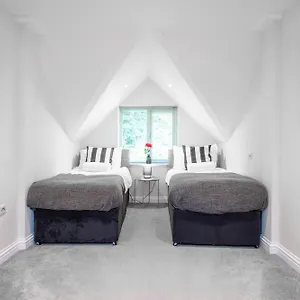 Garland Penthouse - Large 2 Bed 2 Bath Self Contained Flat Redhill (Surrey)