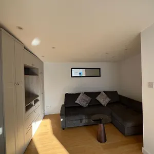 Spacious Double Bedroom Flat Near Ealing